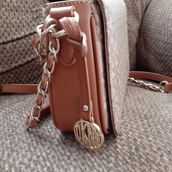 🔥 PRICE DROP DKNY Logo Flap Crossbody NEW - Picture 5 of 7